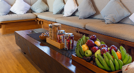 Living Area พื้นที่นั่งเล่นบนเรือ Mola Mola 2