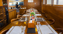 Dining Area บนเรือ Mola Mola 2