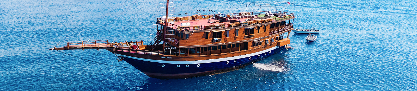 เรือ Liveaboard MYS Mola Mola 2 แล่นกลางทะเลอินโดนีเซีย