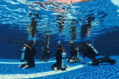 ฝึกควบคุมการลอยตัวใต้น้ำในสระ หลักสูตร Perfect Buoyancy Divemate Scuba Club